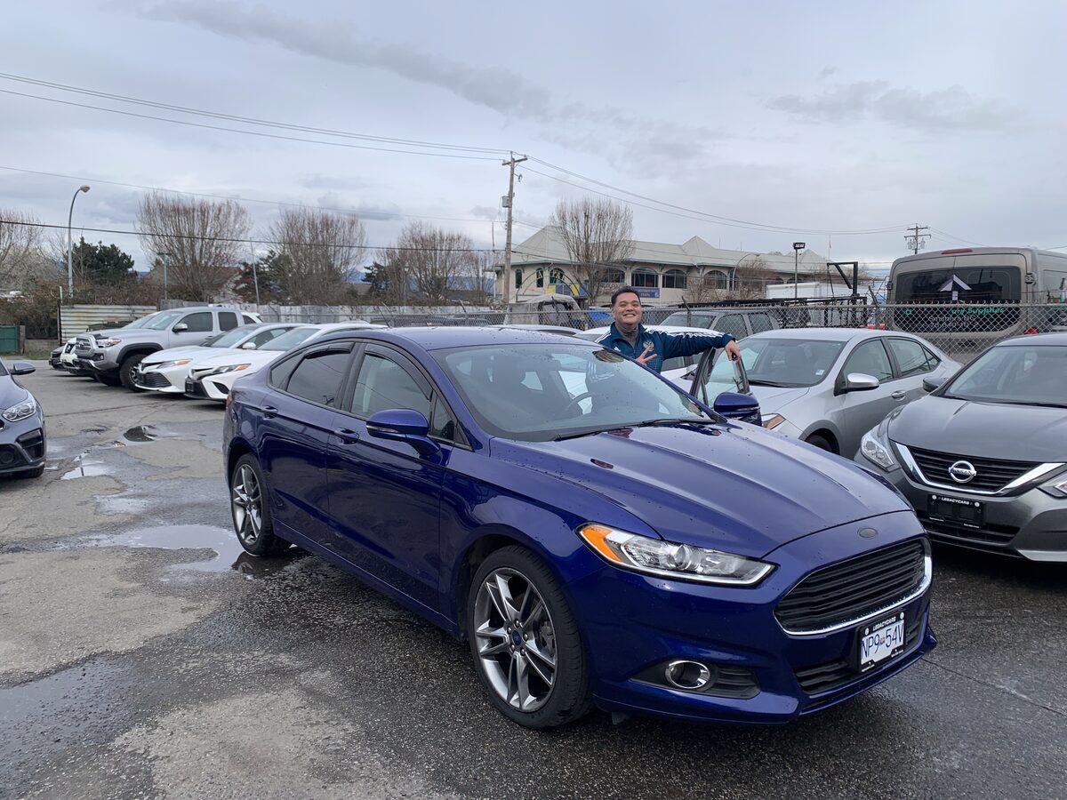 Cliente de Nova Financial con su auto nuevo
