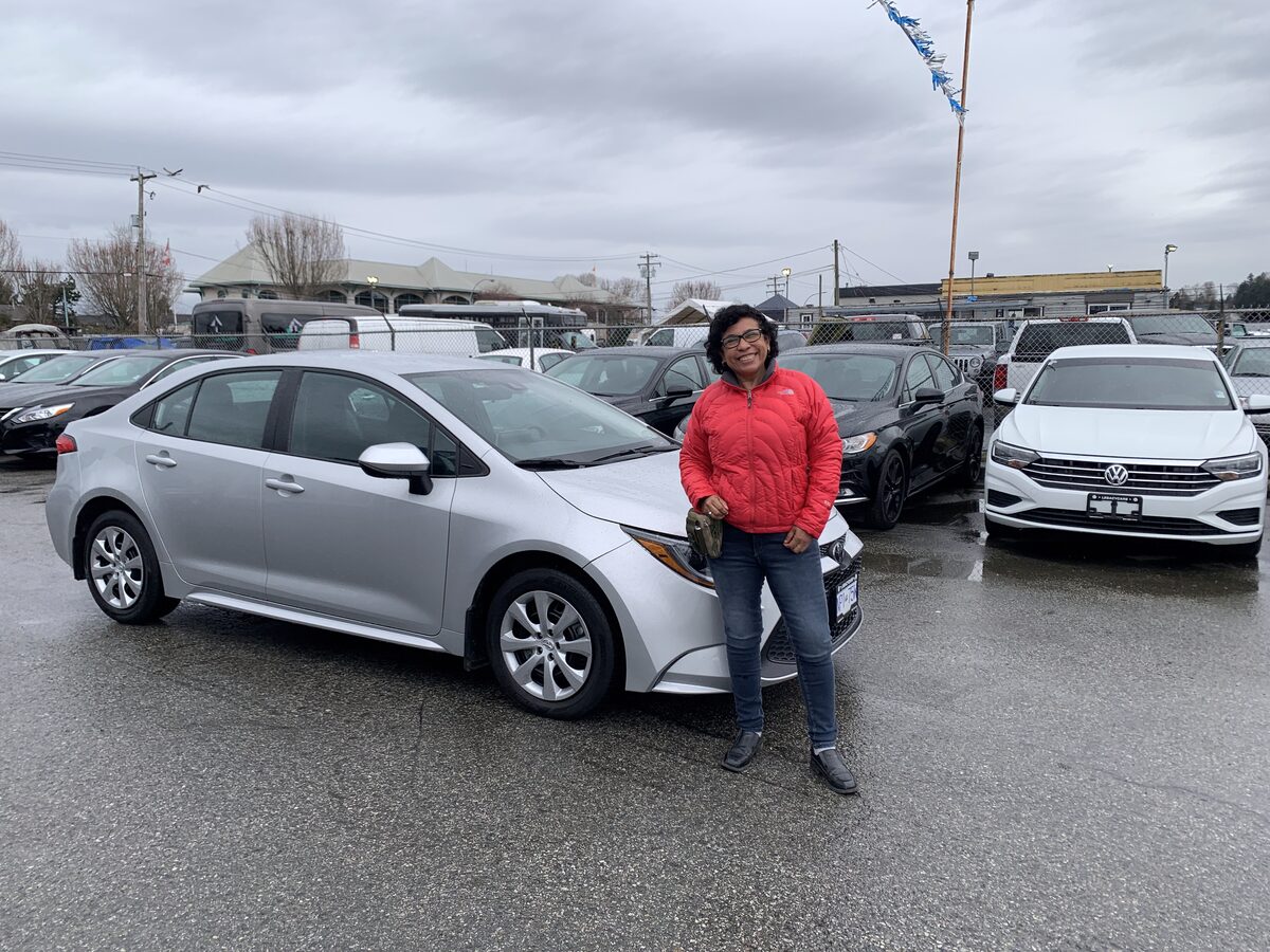 Cliente de Nova Financial con su auto nuevo