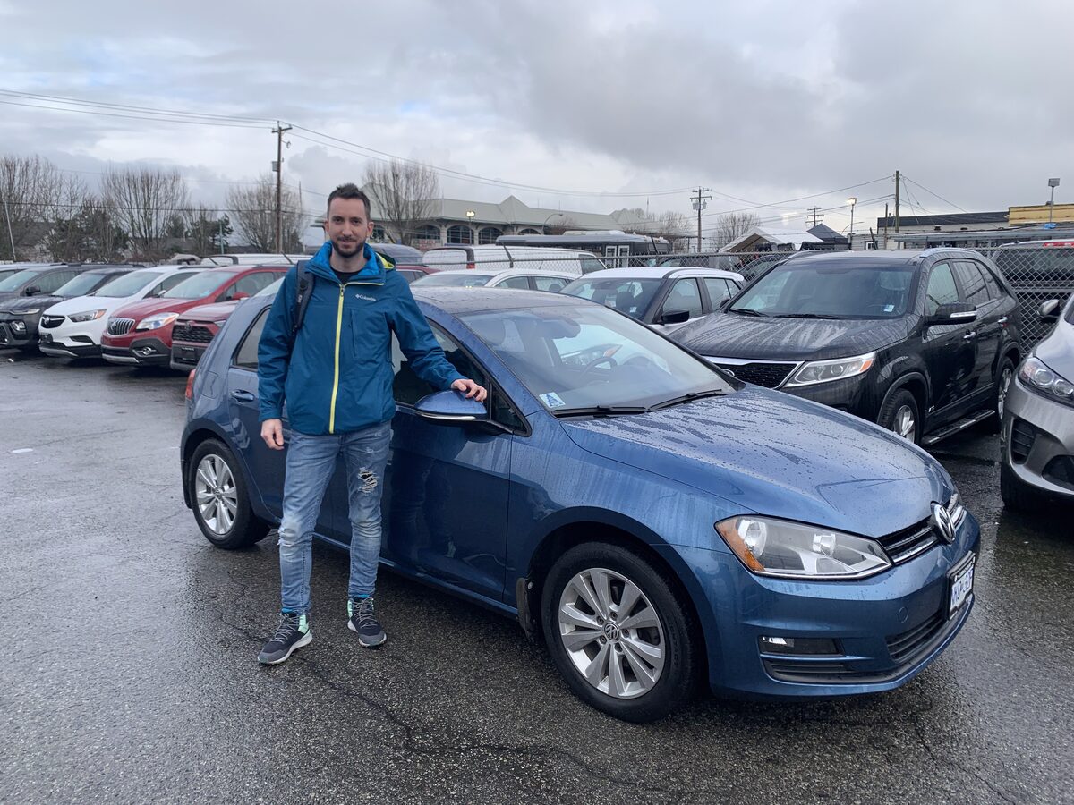 Cliente de Nova Financial con su auto nuevo