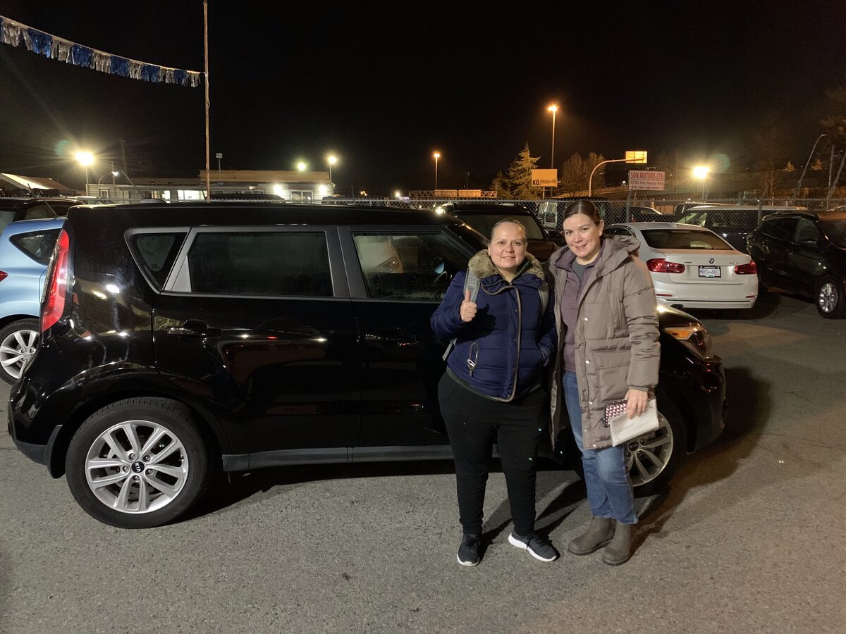 Cliente de Nova Financial con su auto nuevo