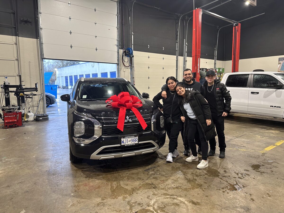 Cliente de Nova Financial con su auto nuevo