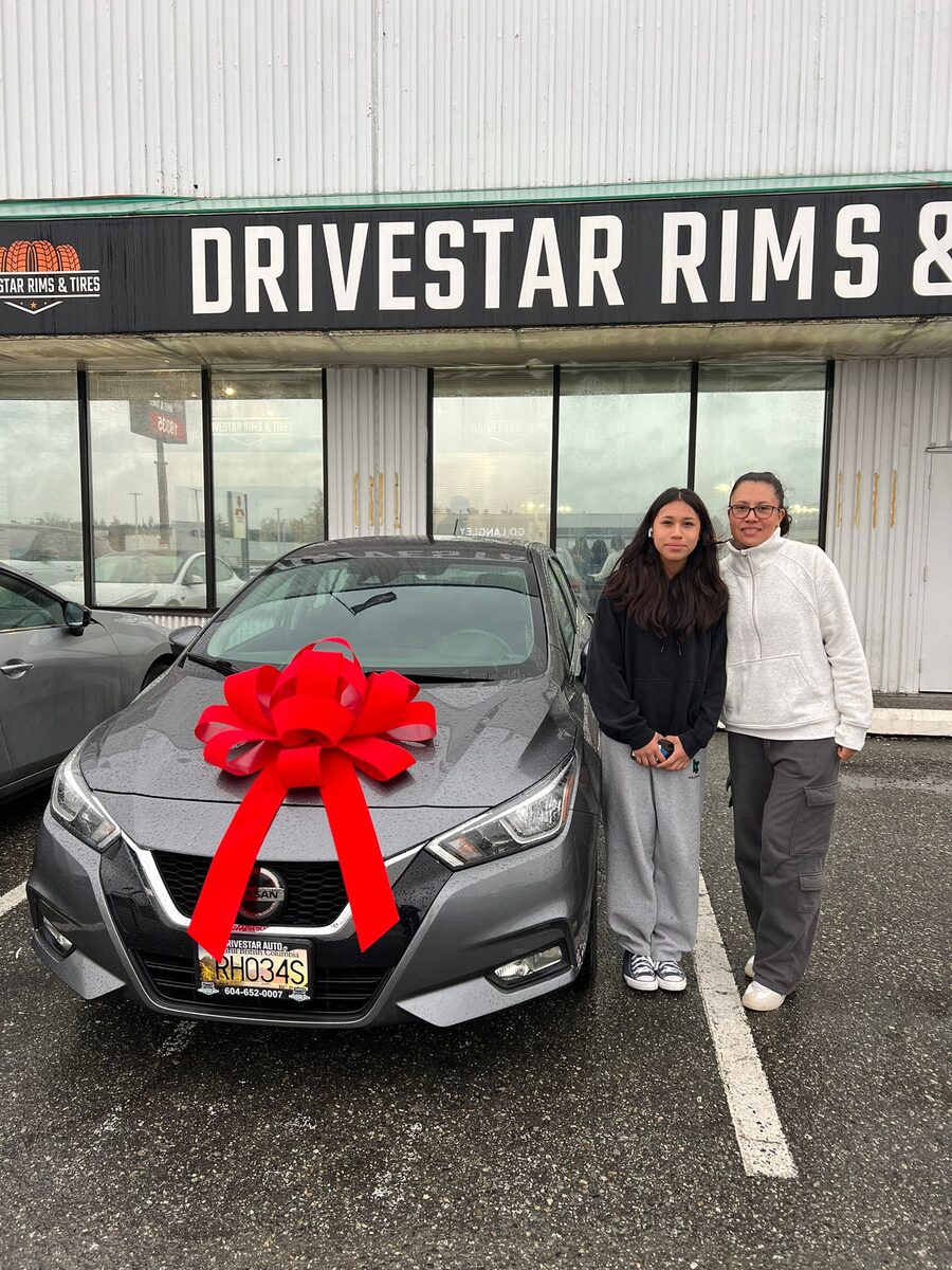 Cliente de Nova Financial con su auto nuevo