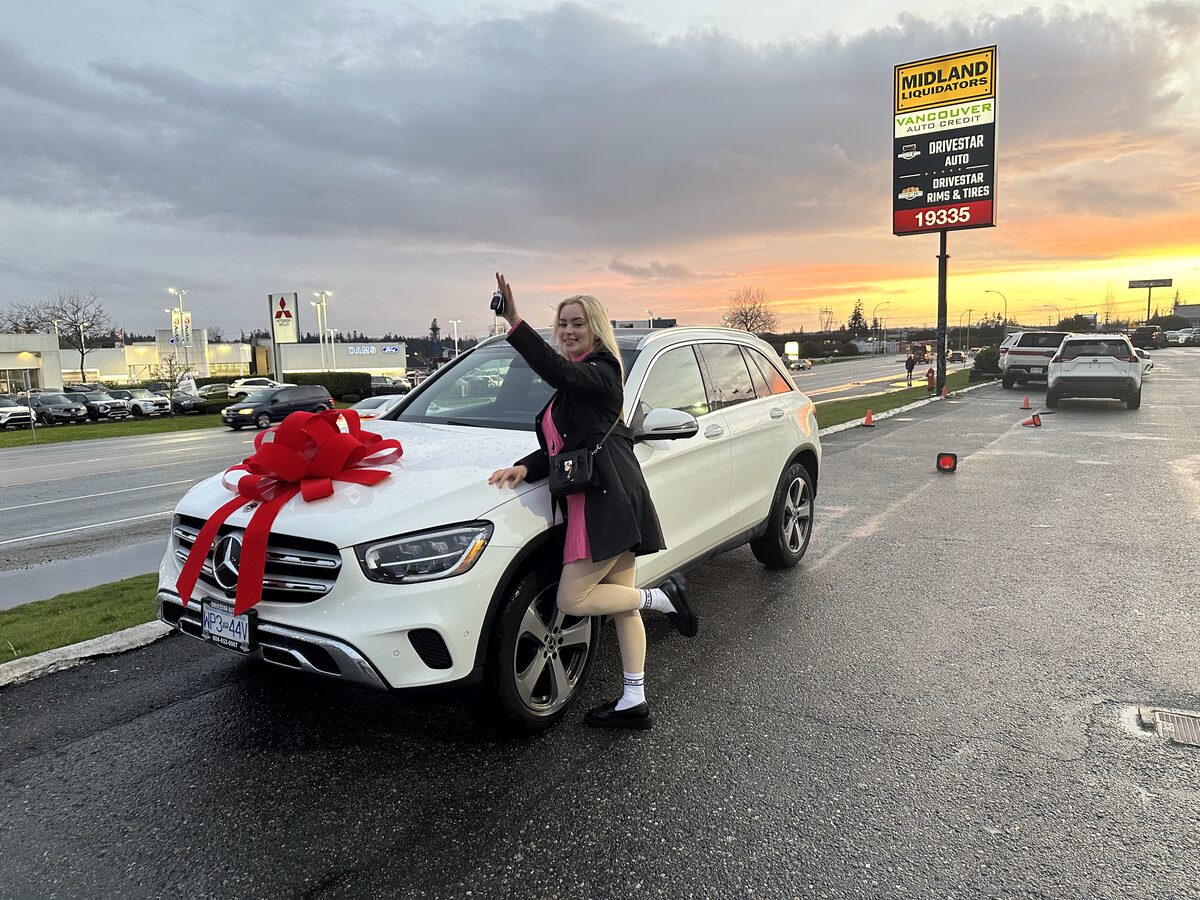 Cliente de Nova Financial con su auto nuevo