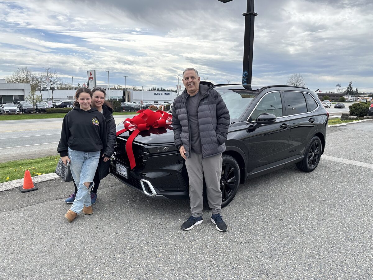 Cliente de Nova Financial con su auto nuevo