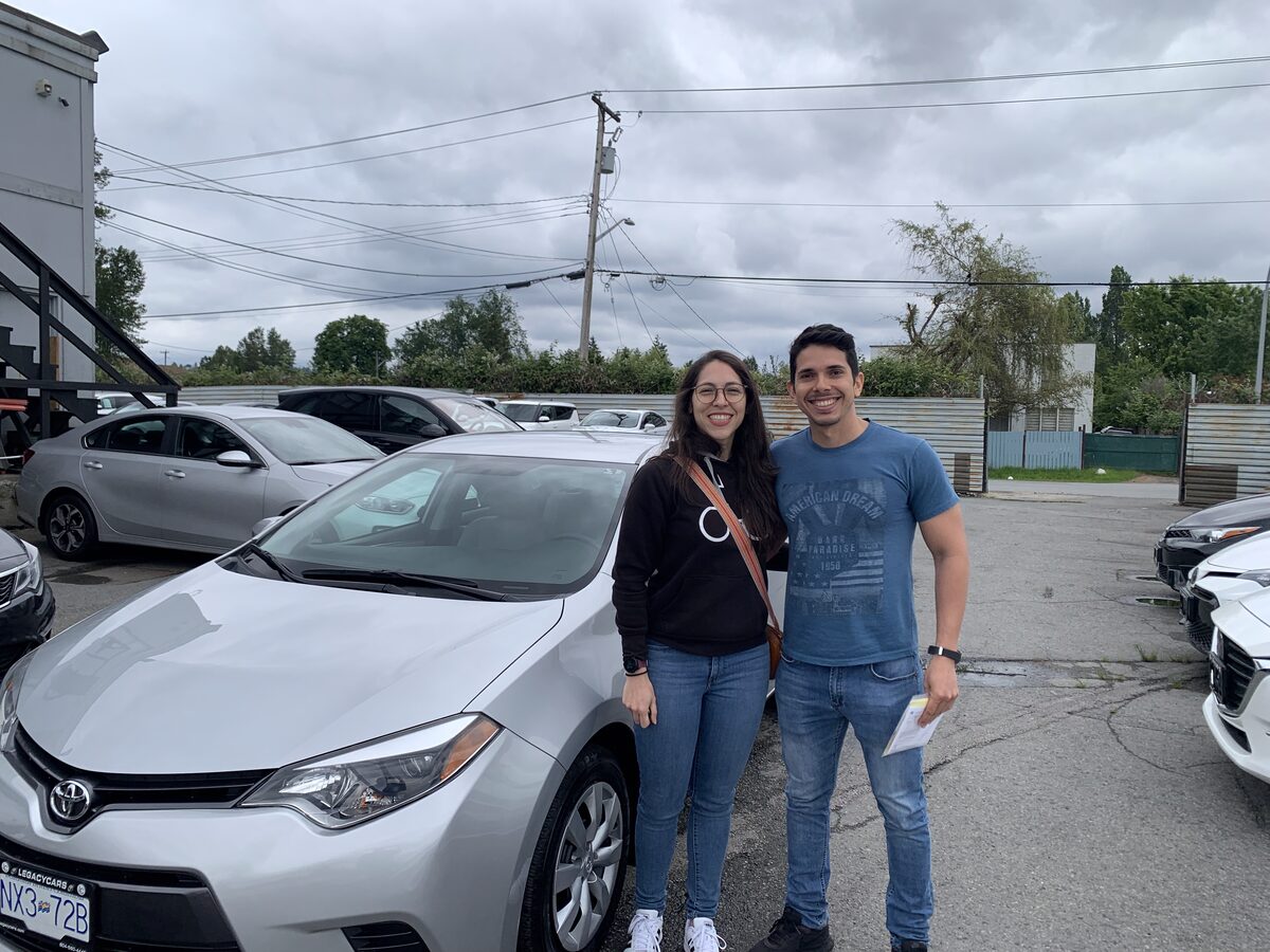 Cliente de Nova Financial con su auto nuevo