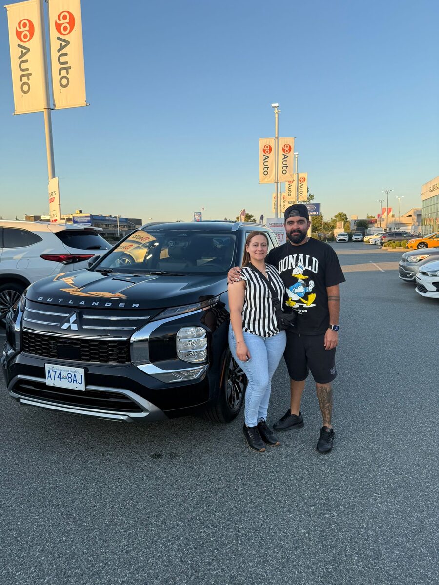 Cliente de Nova Financial con su auto nuevo