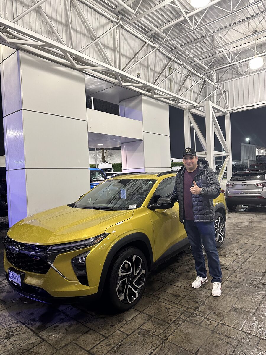 Cliente de Nova Financial con su auto nuevo