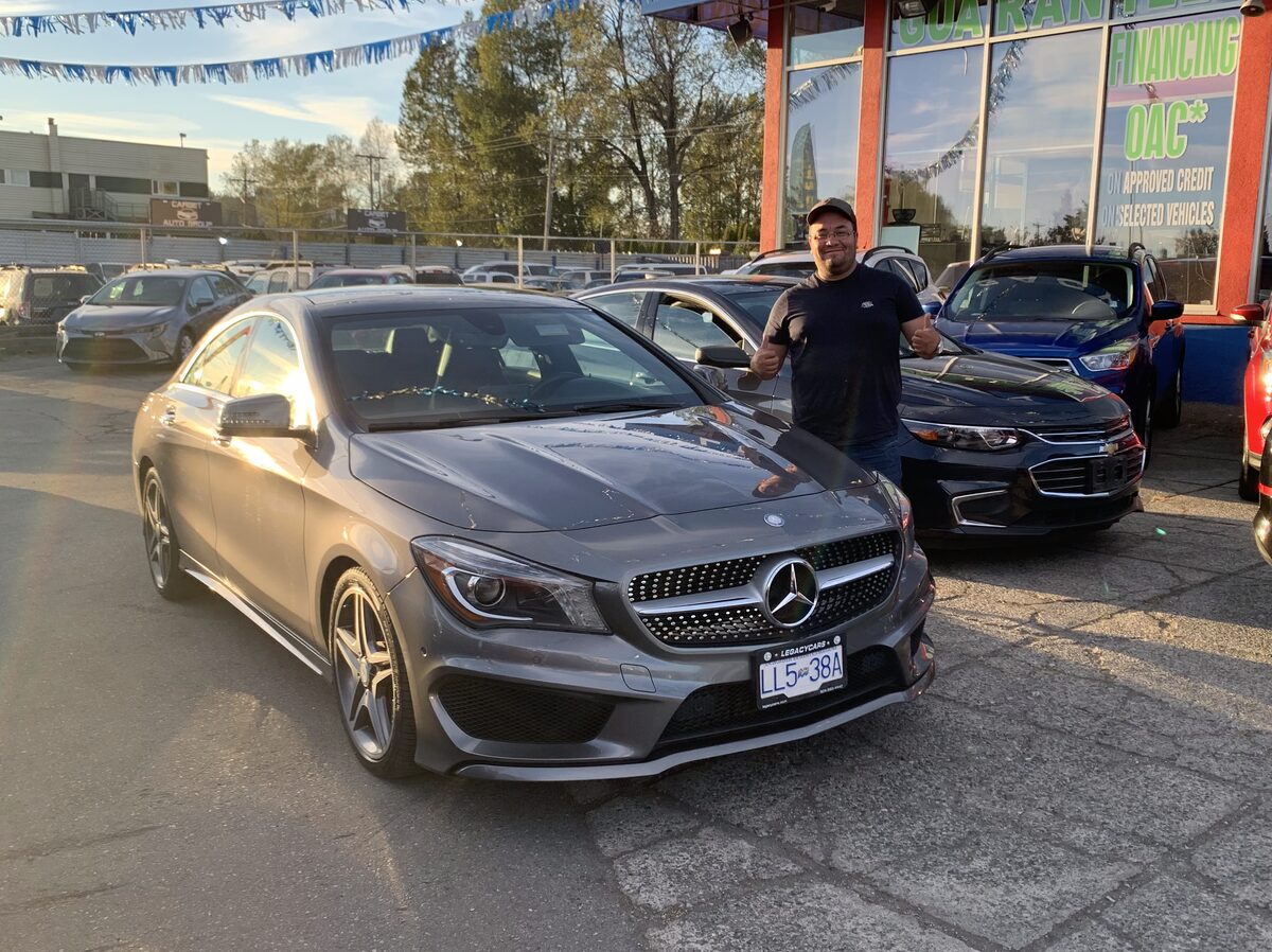 Cliente de Nova Financial con su auto nuevo