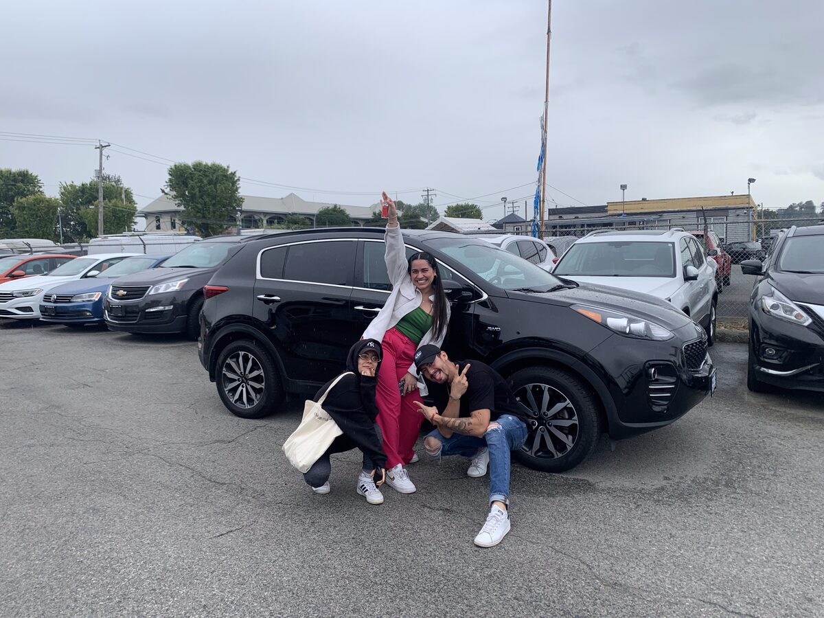 Cliente de Nova Financial con su auto nuevo