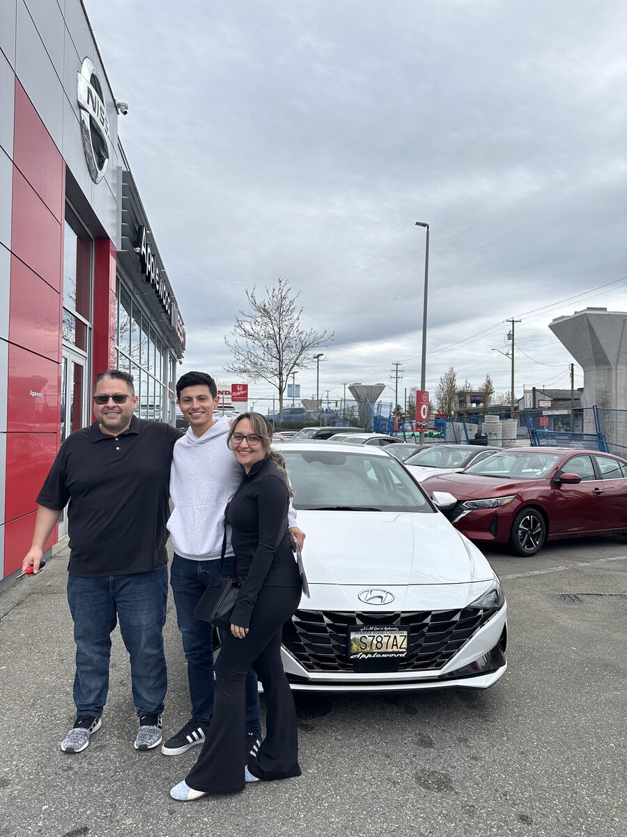 Cliente de Nova Financial con su auto nuevo