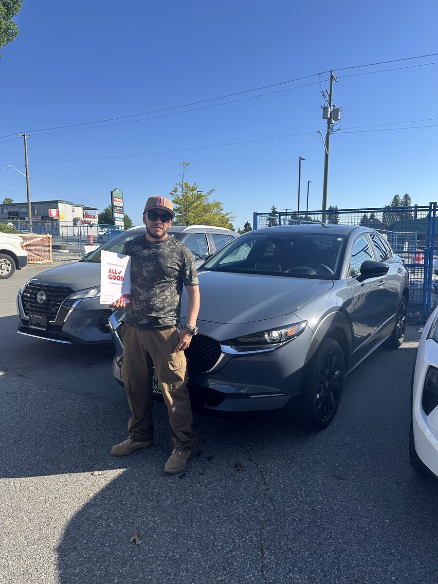 Cliente de Nova Financial con su auto nuevo