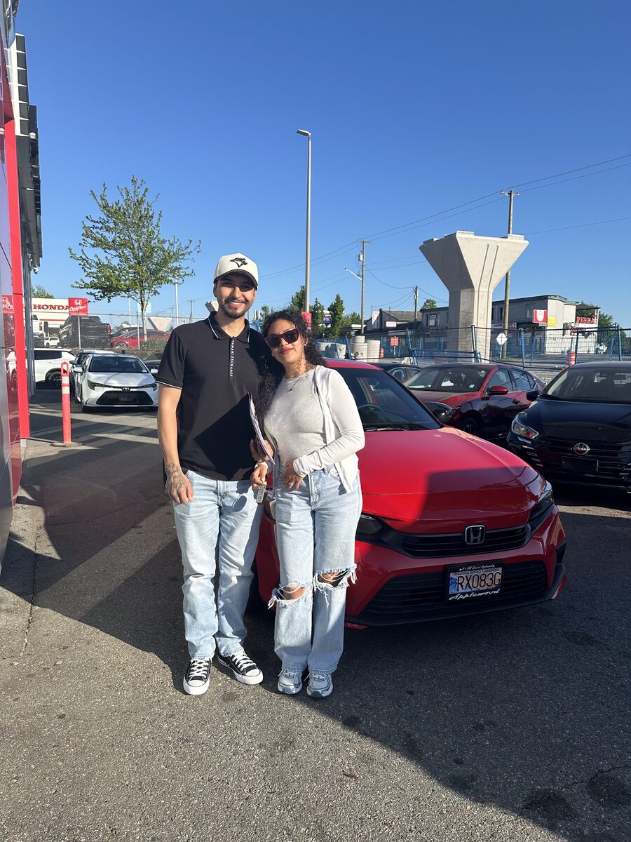 Cliente de Nova Financial con su auto nuevo