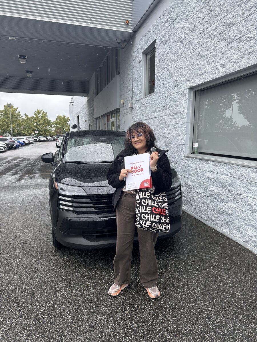 Cliente de Nova Financial con su auto nuevo