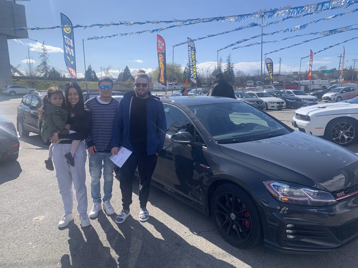 Cliente de Nova Financial con su auto nuevo