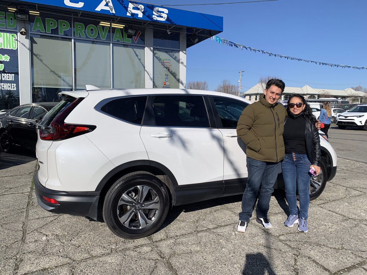 Cliente de Nova Financial con su auto nuevo