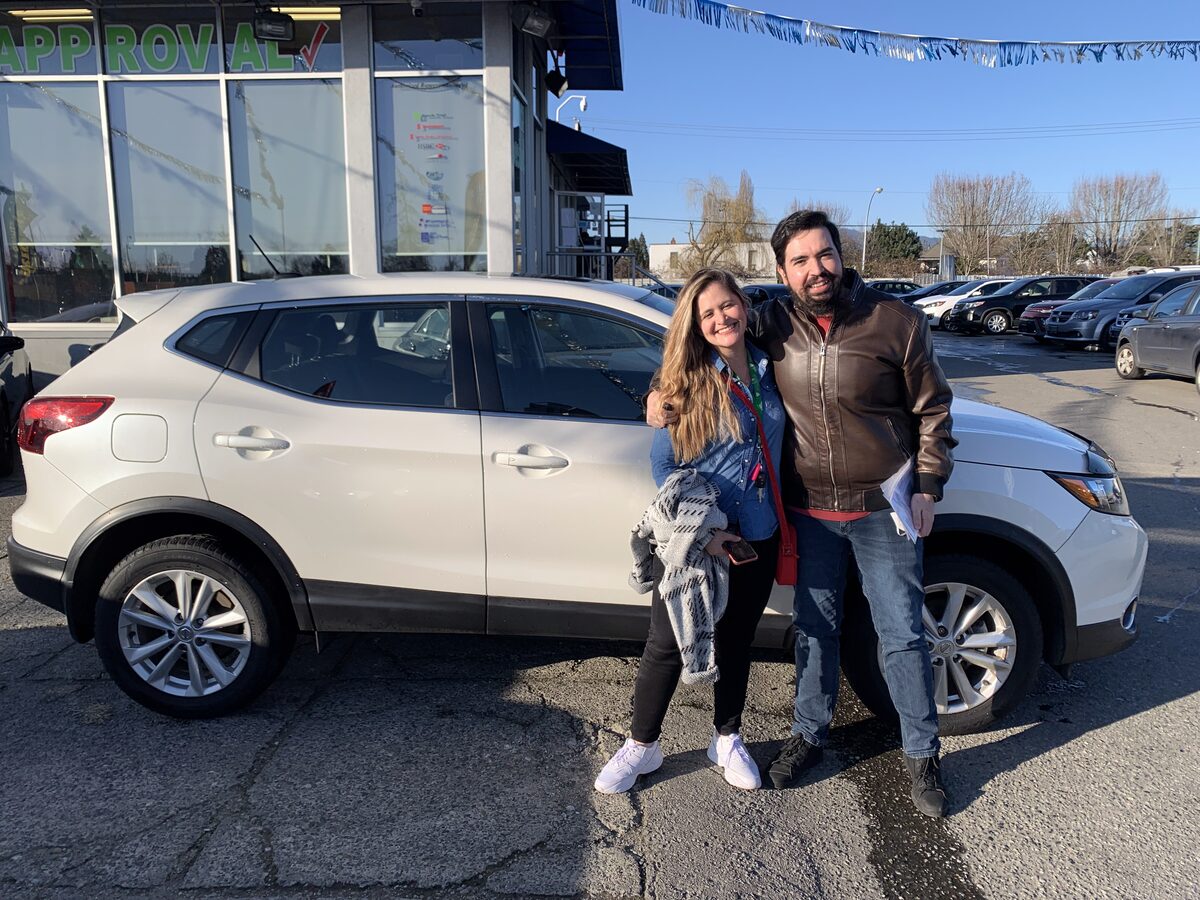 Cliente de Nova Financial con su auto nuevo