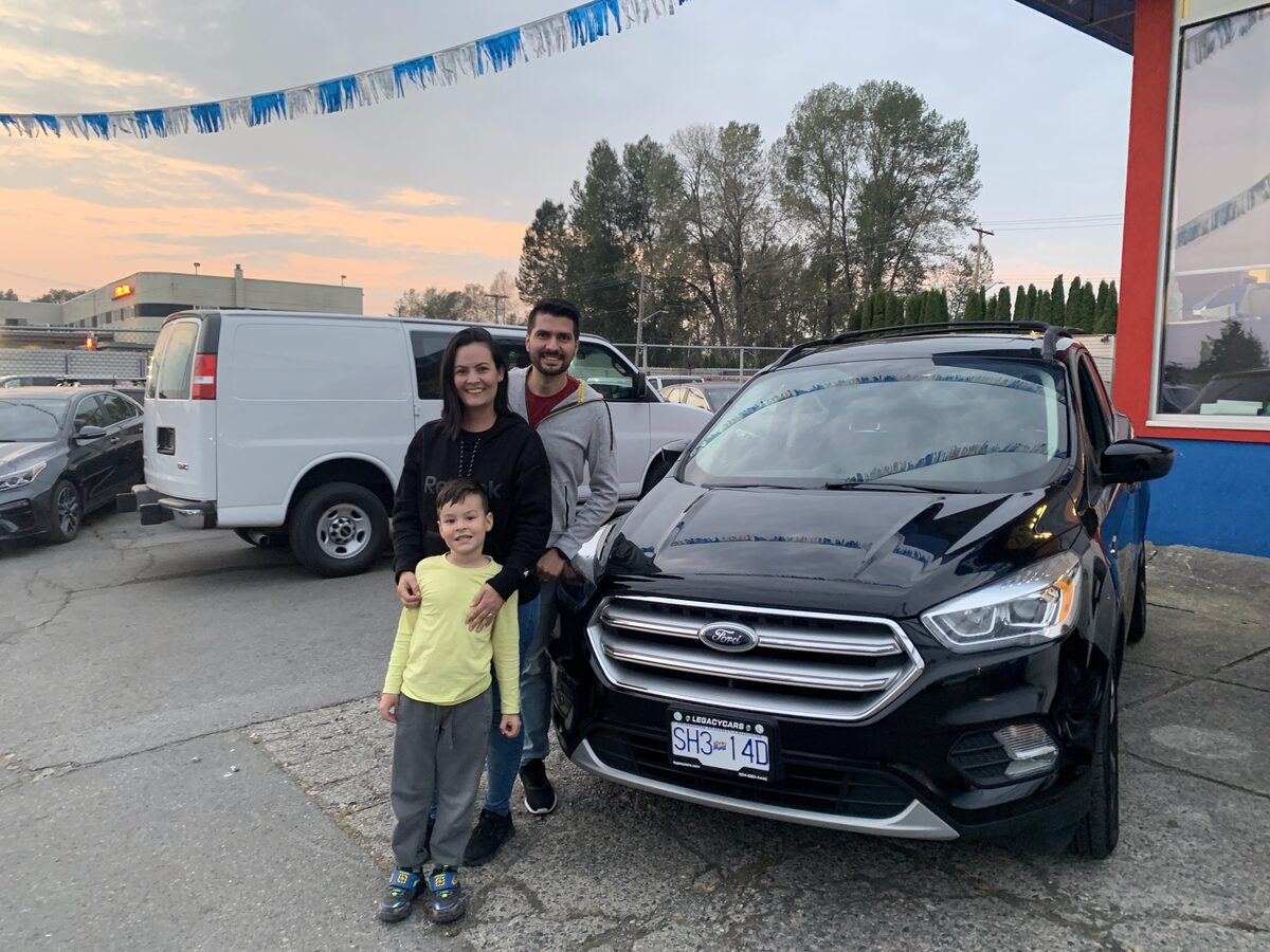 Cliente de Nova Financial con su auto nuevo