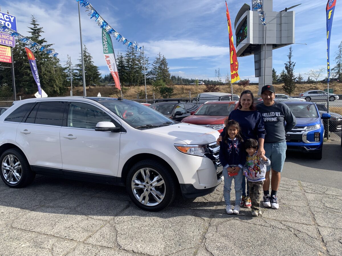 Cliente de Nova Financial con su auto nuevo