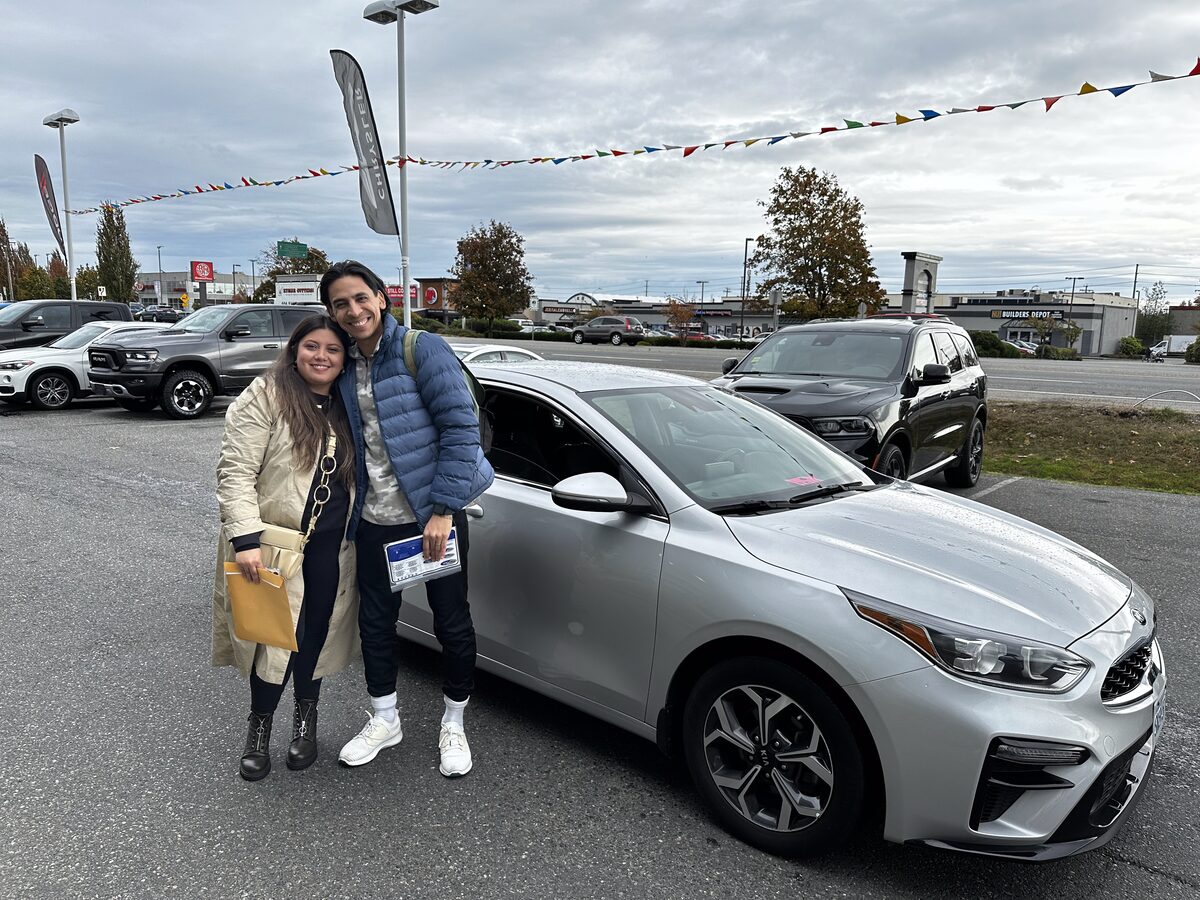 Cliente de Nova Financial con su auto nuevo