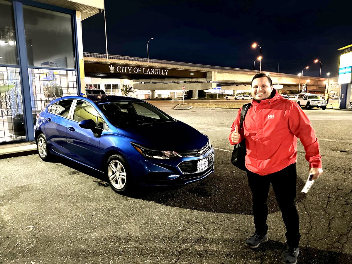 Cliente de Nova Financial con su auto nuevo