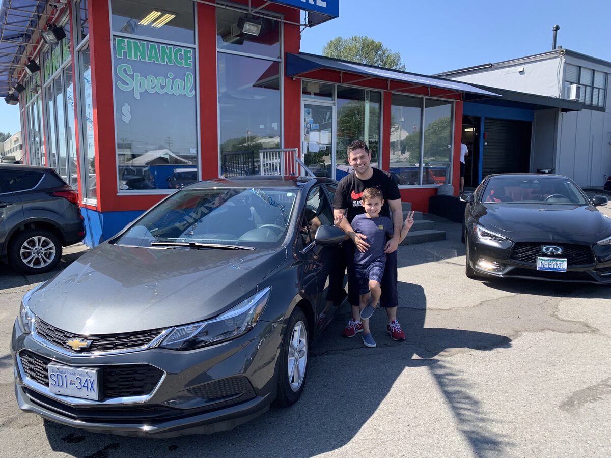 Cliente de Nova Financial con su auto nuevo