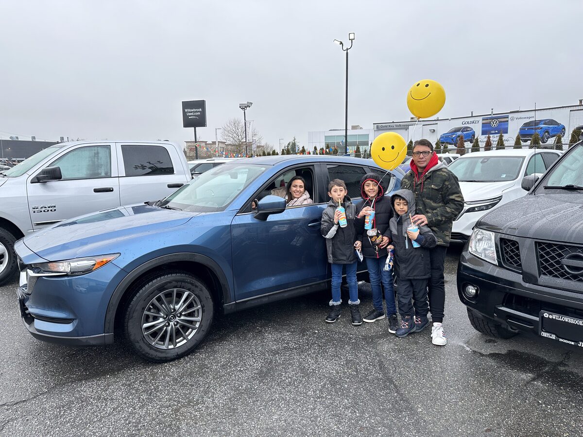 Cliente de Nova Financial con su auto nuevo