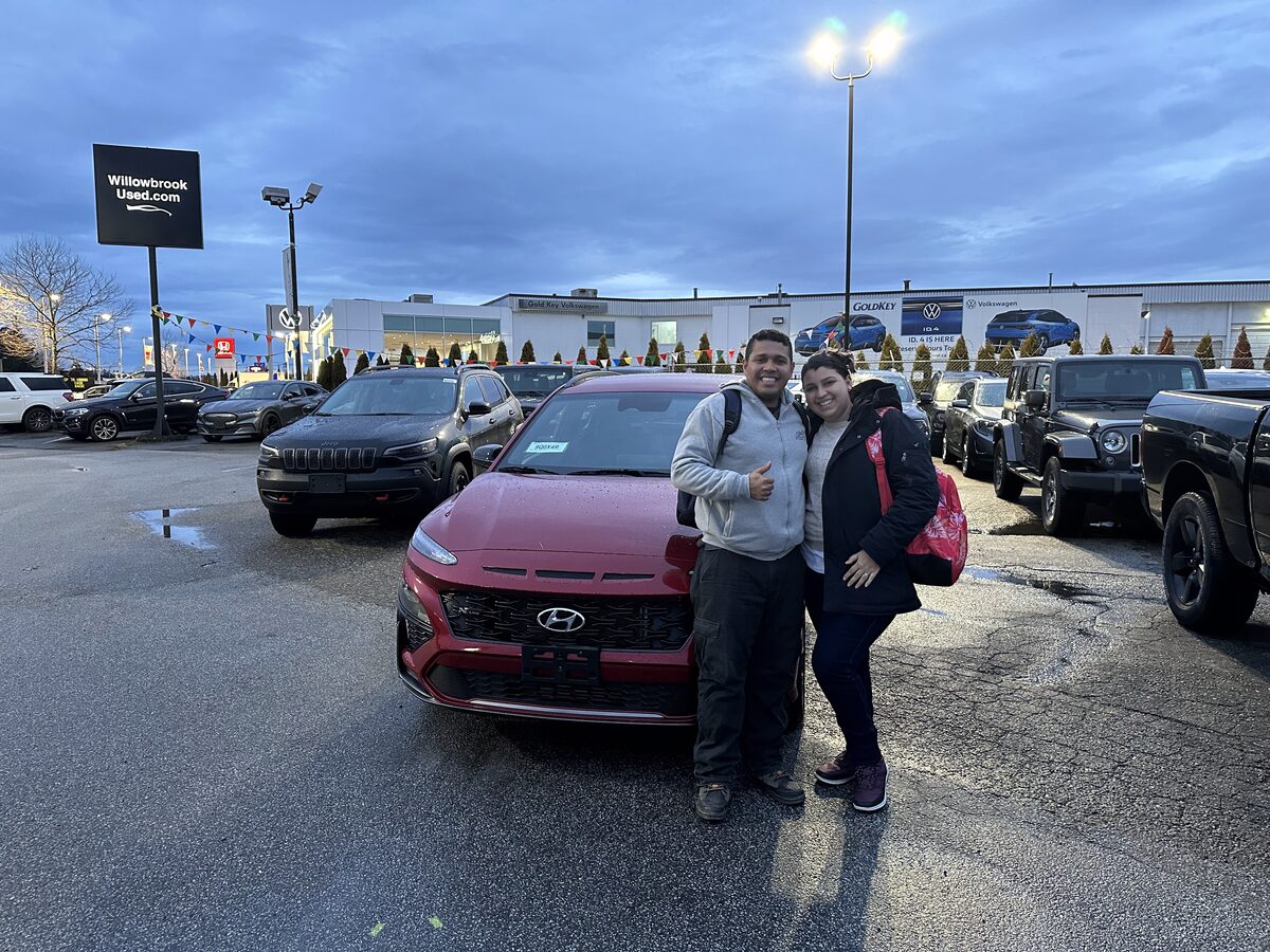 Cliente de Nova Financial con su auto nuevo