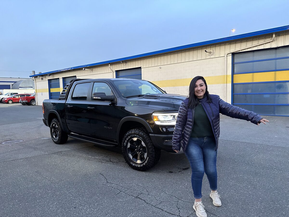 Cliente de Nova Financial con su auto nuevo