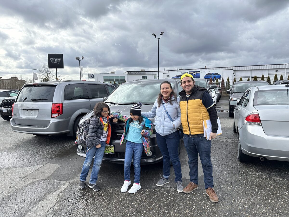 Cliente de Nova Financial con su auto nuevo