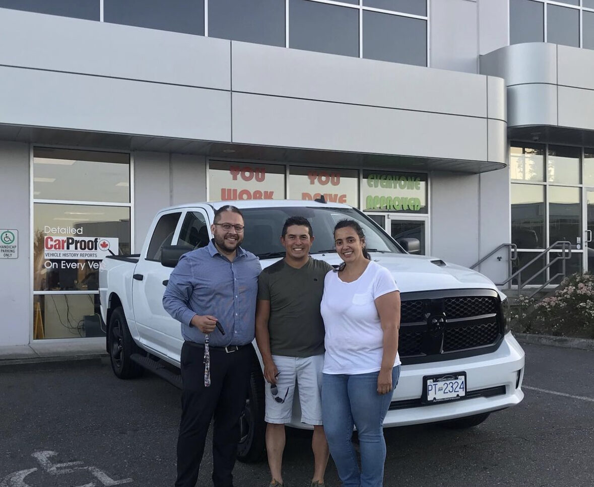 Cliente de Nova Financial con su auto nuevo