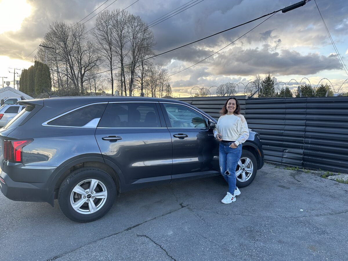 Cliente de Nova Financial con su auto nuevo