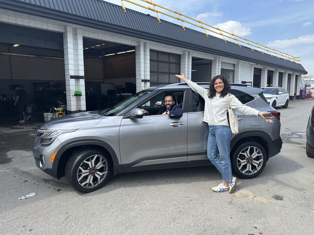 Cliente de Nova Financial con su auto nuevo