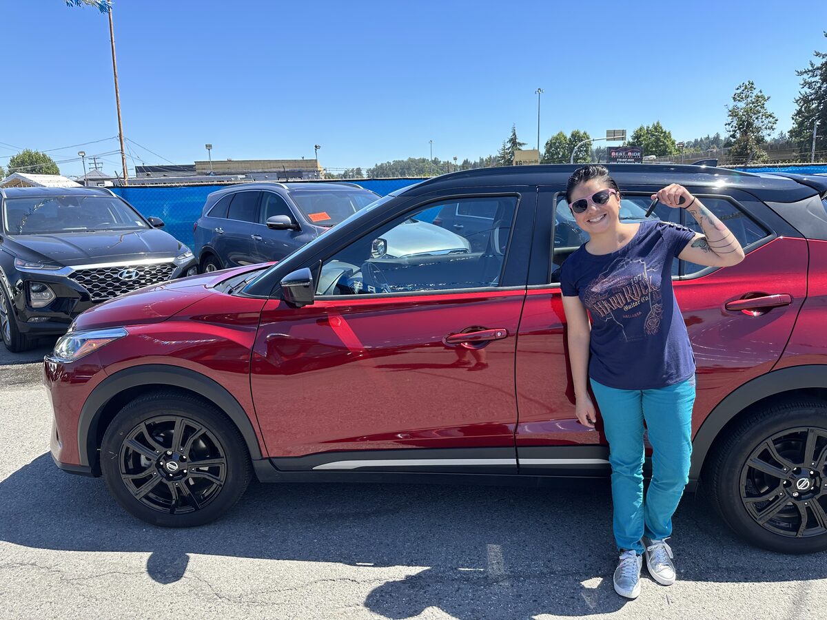 Cliente de Nova Financial con su auto nuevo
