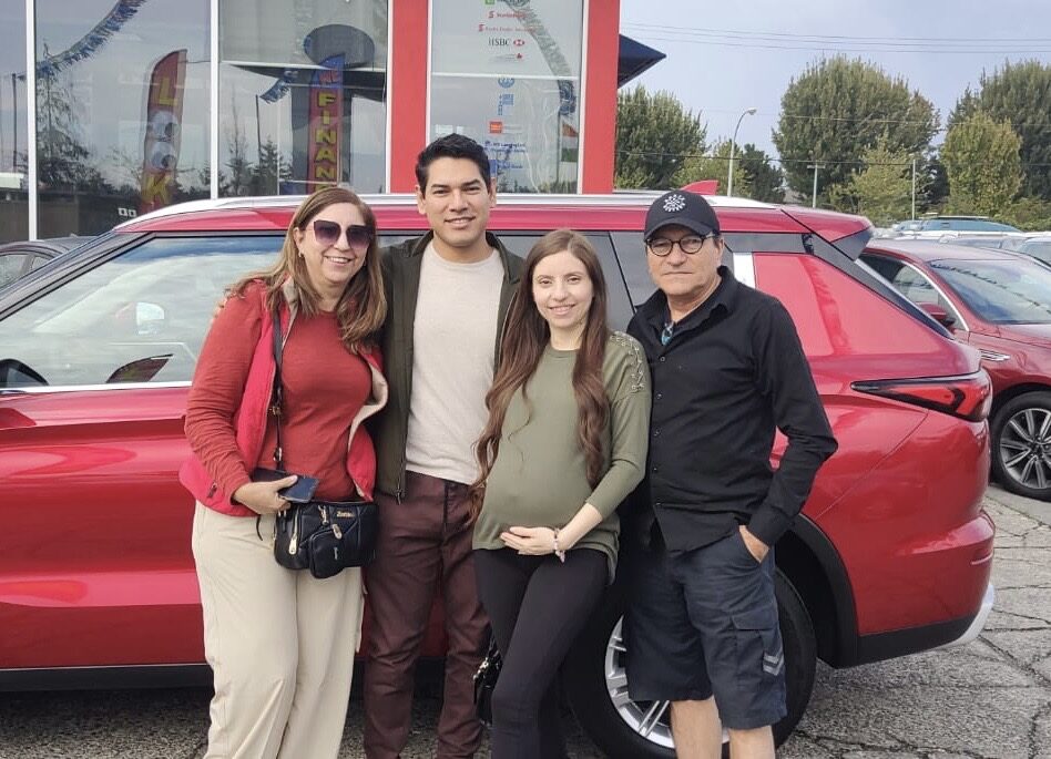 Cliente de Nova Financial con su auto nuevo