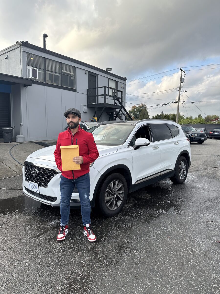 Cliente de Nova Financial con su auto nuevo
