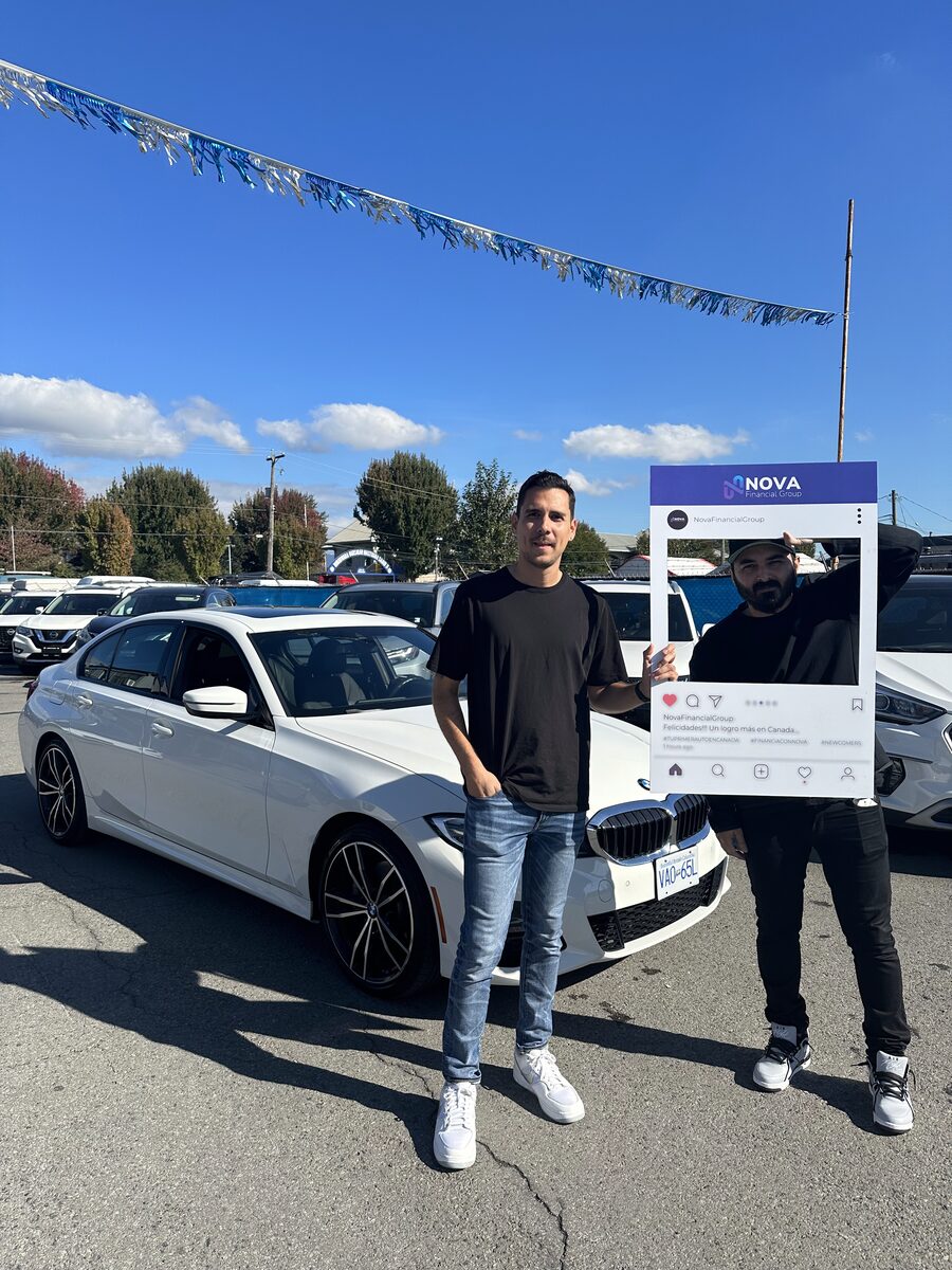 Cliente de Nova Financial con su auto nuevo