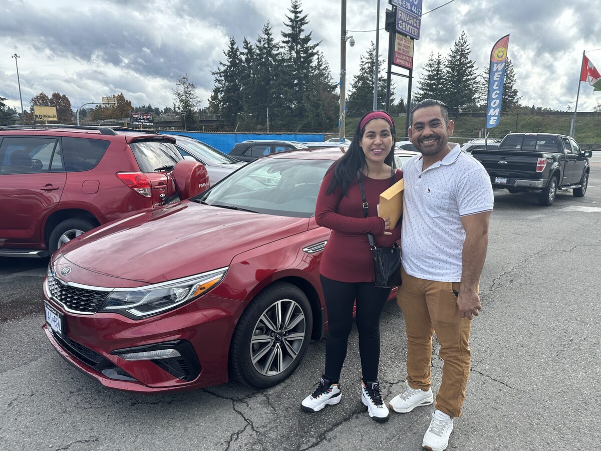 Cliente de Nova Financial con su auto nuevo
