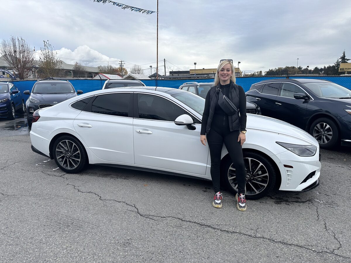 Cliente de Nova Financial con su auto nuevo