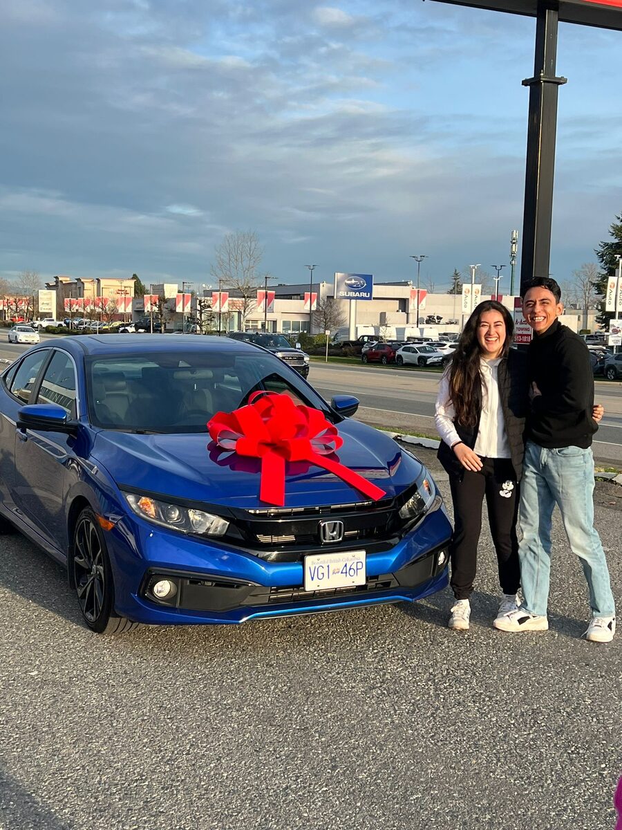 Cliente de Nova Financial con su auto nuevo