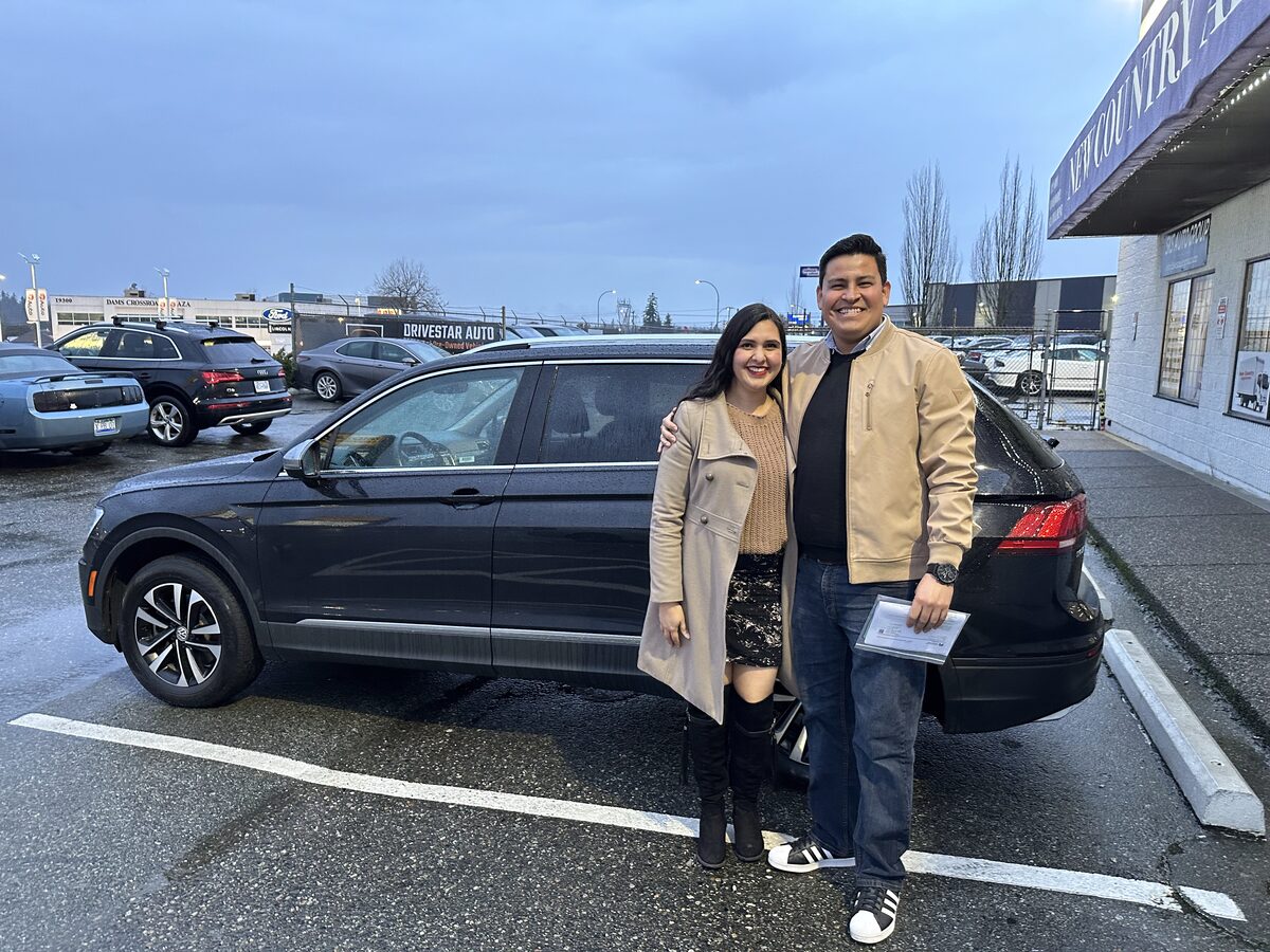 Cliente de Nova Financial con su auto nuevo